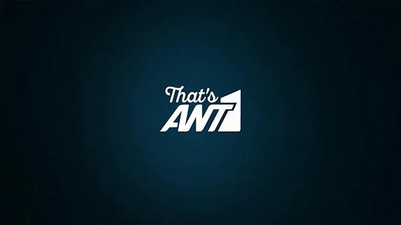 Το λογότυπο του τηλεοπτικού σταθμού ANT1 με το σλόγκαν That's ANT1.