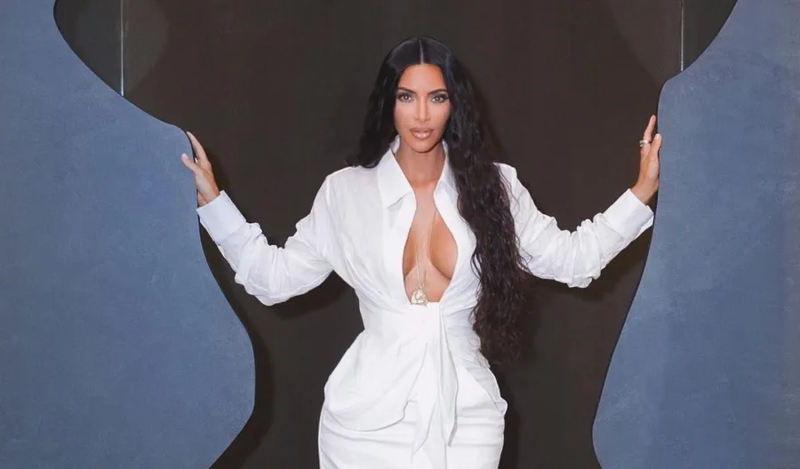 Η Kim Kardashian με λευκό πουκάμισο και μακριά μαύρα μαλλιά.