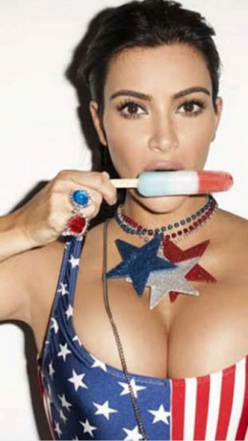 Η Kim Kardashian με μαγιό με την αμερικανική σημαία και ένα γλειφιτζούρι.