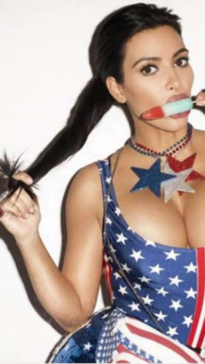 Η Kim Kardashian με μαγιό στα χρώματα της αμερικανικής σημαίας κρατώντας ένα γλειφιτζούρι.