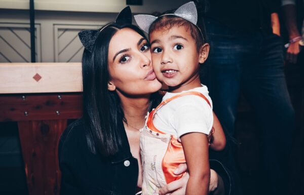 Η κόρη της Kim Kardashian τη ρώτησε πως έγινε διάσημη και ΠΡΕΠΕΙ να δεις τι απάντησε