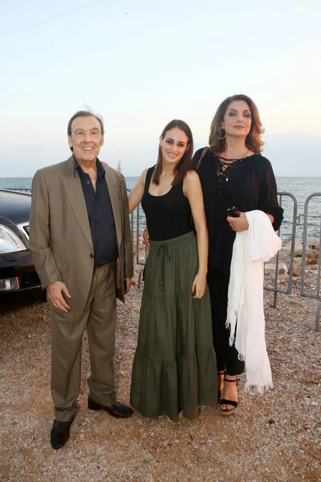 Ο Τόλης Βοσκόπουλος, η Άντζελα Γκερέκου και η κόρη τους Μαρία Βοσκοπούλου σε εξωτερικό χώρο.