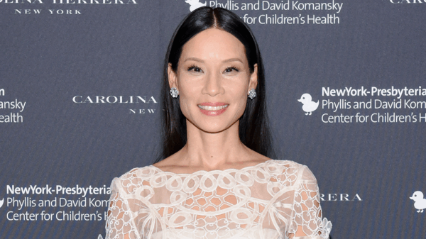 Η Lucy Liu άλλαξε τα κλασικά μαύρα μαλλιά της και έγινε ξανθιά!