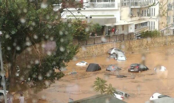 Πλημμύρισε το Μαρούσι! Απίστευτες εικόνες από αυτοκίνητα που κυριολεκτικά έχουν βουλιάξει