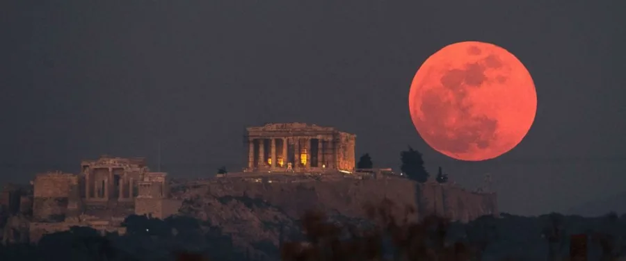 Η ολική έκλειψη σελήνης πάνω από τον Παρθενώνα στην Αθήνα.