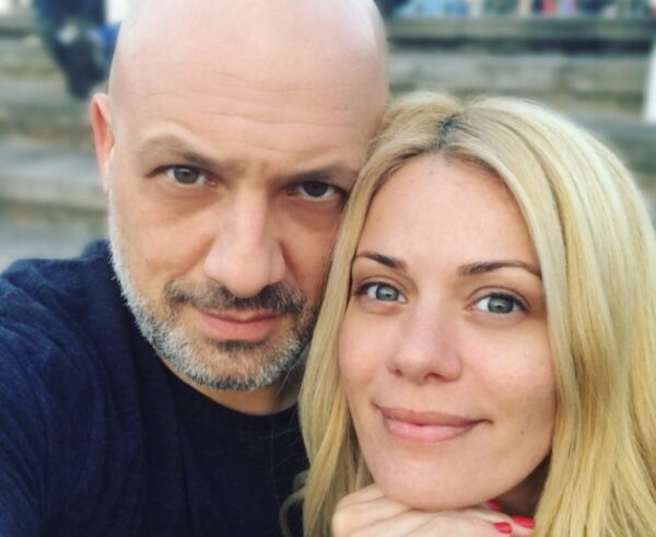 Δείτε τον Νίκο Μουτσινά να βάφει τα μαλλιά της Ζέτας Μακρυπούλια 💇‍♀️