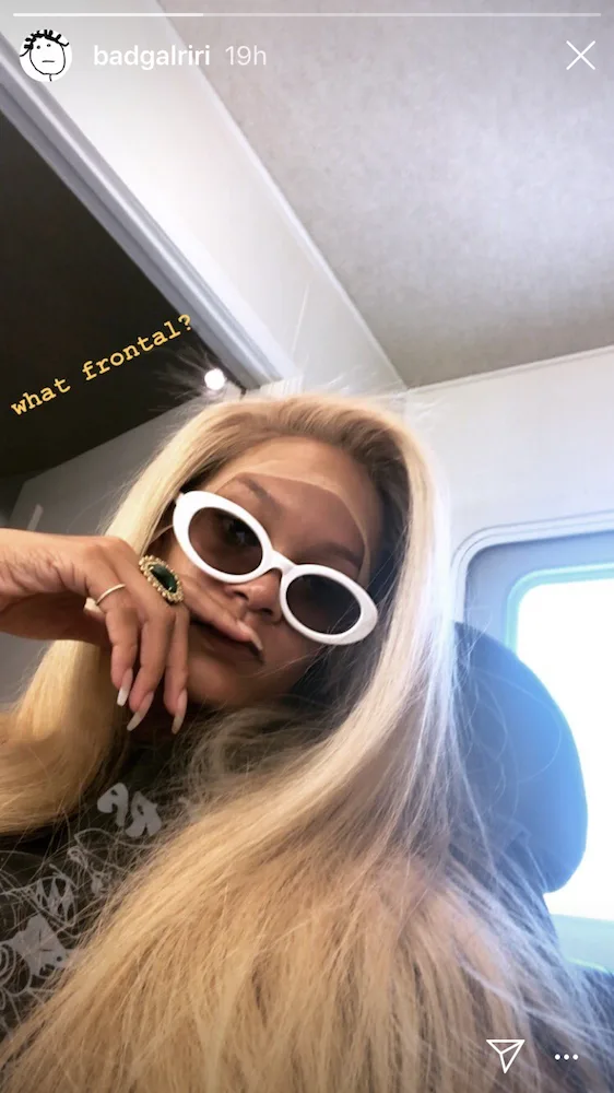 Rihanna με ξανθά μαλλιά