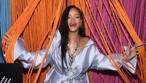 Πρέπει να δεις την Rihanna με πλατινέ ξανθά μαλλιά!