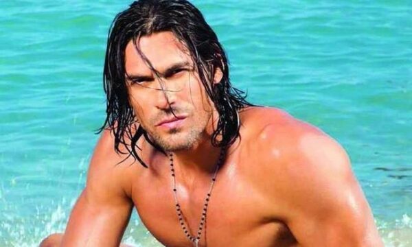Ποια ηθοποιό υποδέχτηκε στο σπίτι του ο Γιάννης Σπαλιάρας φορώντας μόνο το εσώρουχό του και… λάδια; 🔥