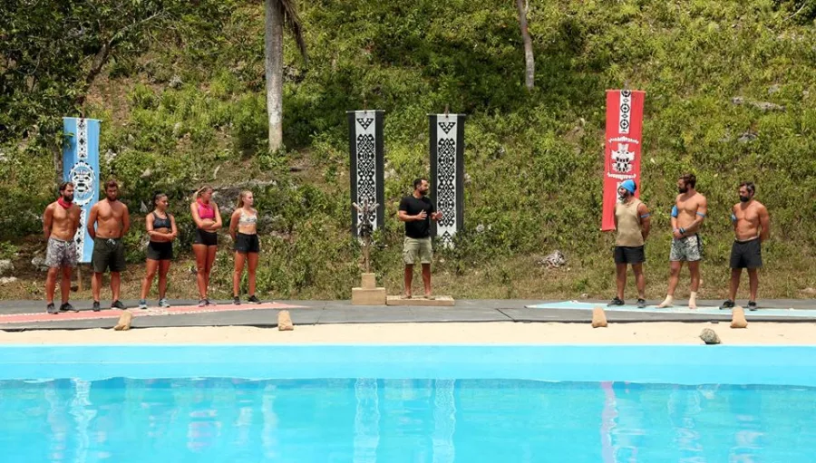 Παίκτες του SurvivorGR στέκονται μπροστά από μια πισίνα κατά τη διάρκεια αγωνίσματος.