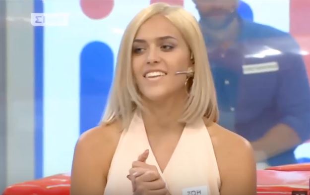 Η Ζωή Ανδρονικίδου σε τηλεοπτικό πλατό με ξανθά μαλλιά.