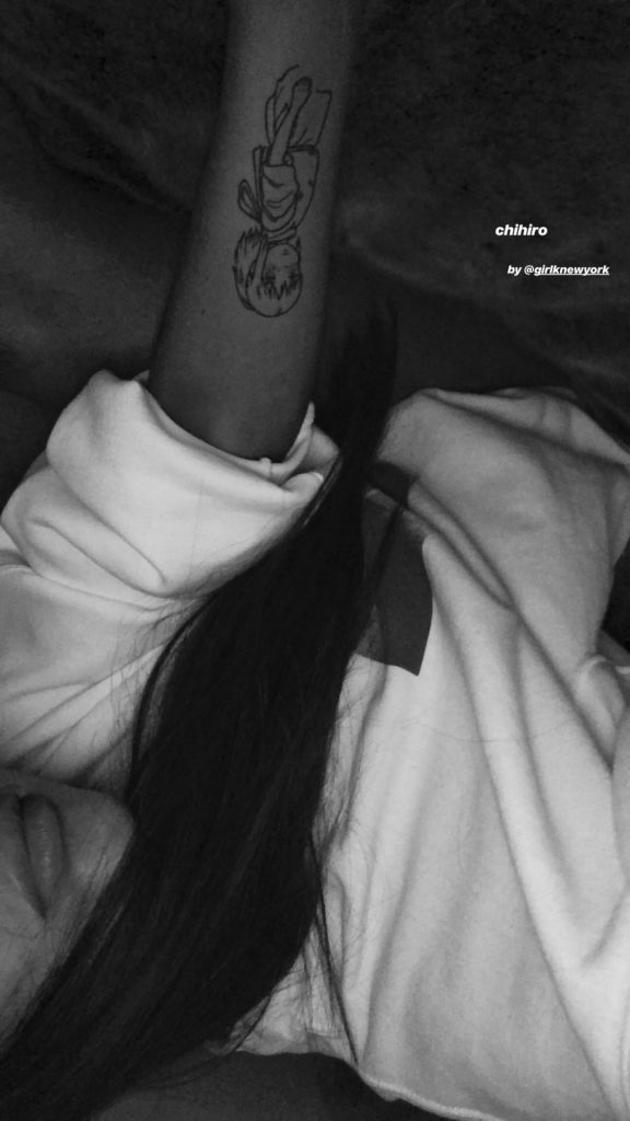 Ariana Grande έκανε ένα τεράστιο τατουάζ εμπνευσμένο από anime