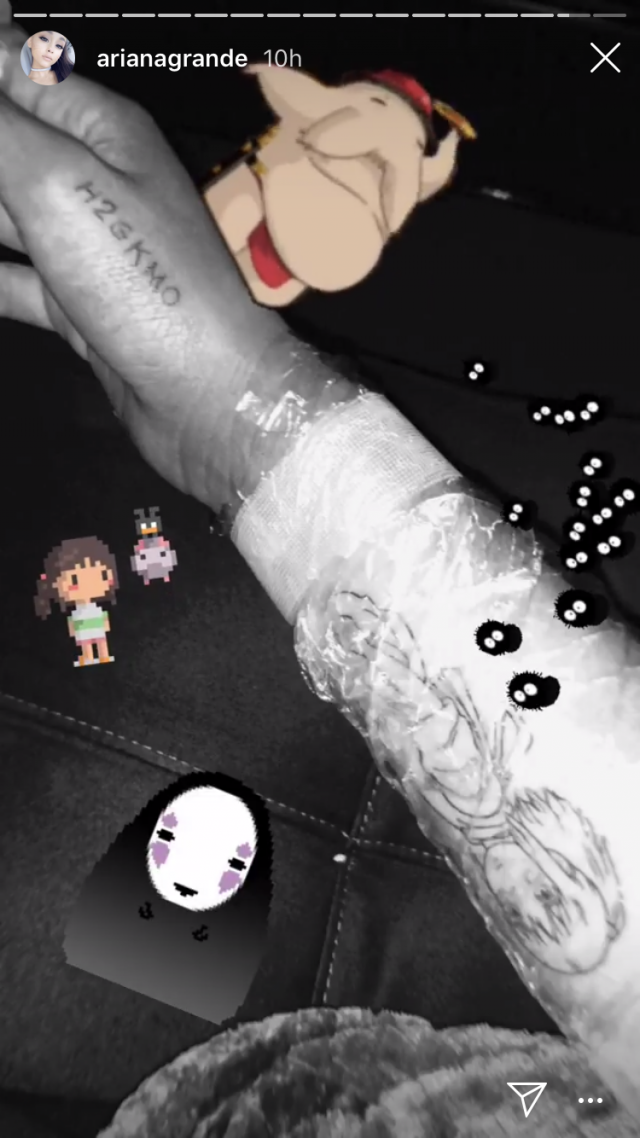 Ariana Grande έκανε ένα τεράστιο τατουάζ εμπνευσμένο από anime