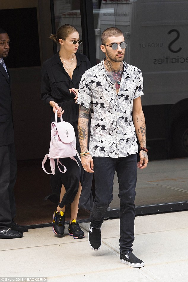 Gigi Hadid φόρεσε κολιέ με το όνομα του Zayn