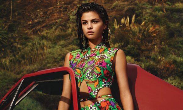 Η Selena Gomez ποζάρει με το μαγιό της και μιλά για το νέο της άλμπουμ!