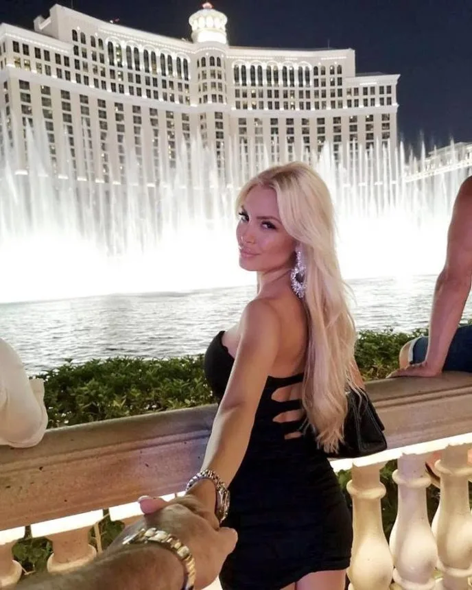 Η Αλεξάνδρα Παναγιώταρου στο Las Vegas μπροστά από το σιντριβάνι του Bellagio.