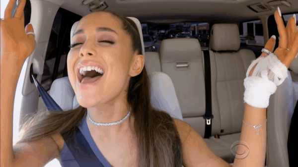 Η Ariana Grande πήγε στο Carpool Karaoke και κατέπληξε τους πάντες με τη φωνή της