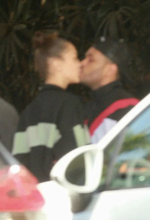 Η Bella Hadid και ο The Weeknd φιλιούνται στο δρόμο.