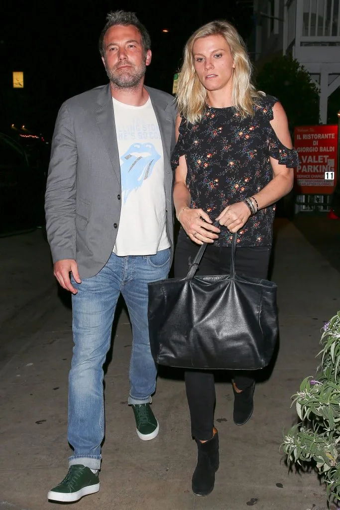 Ο Ben Affleck και η Lindsay Shookus περπατούν μαζί, με το ζευγάρι να έχει χωρίσει λόγω απιστίας.