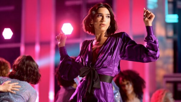 Δείτε τη σέξι εμφάνιση της Dua Lipa, όπου τραγούδησε το “IDGAF” – Όλοι μιλούσαν για τα ατελείωτα πόδια της