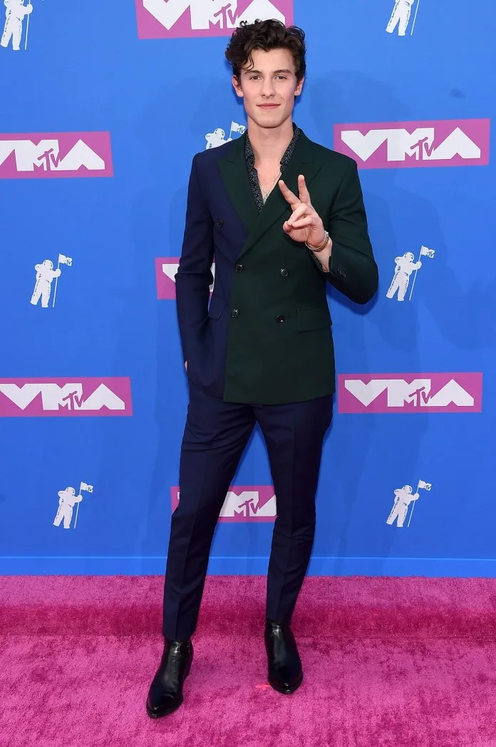 Ο Shawn Mendes στο κόκκινο χαλί των MTV Video Music Awards 2018.
