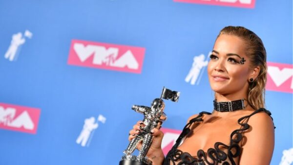 Δείτε το φιλί της Rita Ora με γνωστή τραγουδίστρια στα βραβεία του MTV