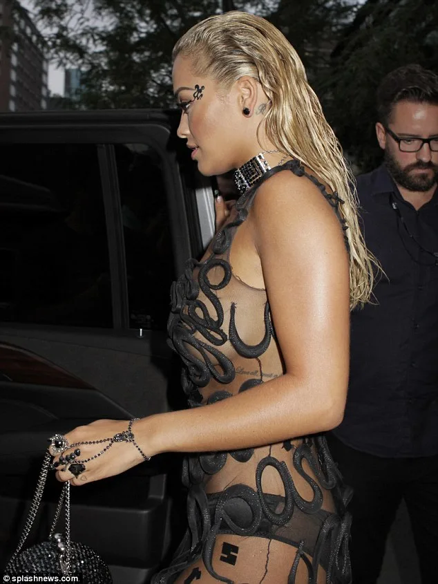 Η Rita Ora με διάφανο μαύρο φόρεμα και wet look στα μαλλιά.