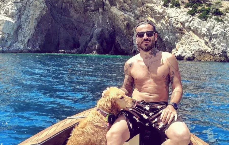 Ο Γιώργος Μαυρίδης σε σκάφος με τον σκύλο του
