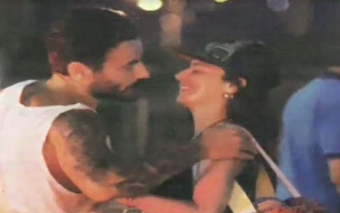 Ο Γιώργος Μαυρίδης και η Νικολέττα Ράλλη σε τρυφερή στιγμή στο αεροδρόμιο.