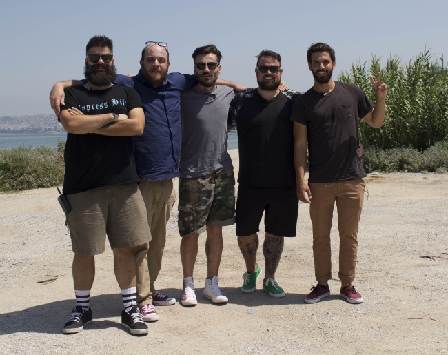 Ο Γιώργος Μαυρίδης και ο Θανάσης Πασσάς με φίλους σε εξωτερικό χώρο.