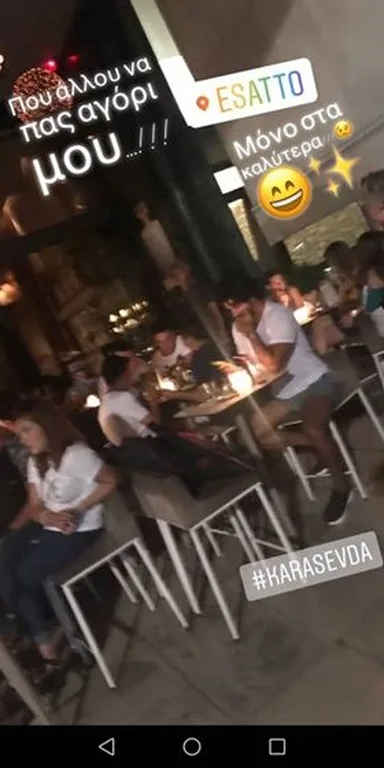 Ο πρωταγωνιστής του Kara Sevda σε τραπέζι εστιατορίου στην Ελλάδα.