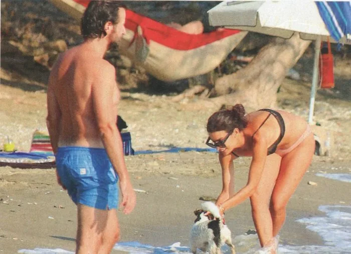 Ο Κωστής Μαραβέγιας και η Τόνια Σωτηροπούλου στην παραλία με τον σκύλο τους.