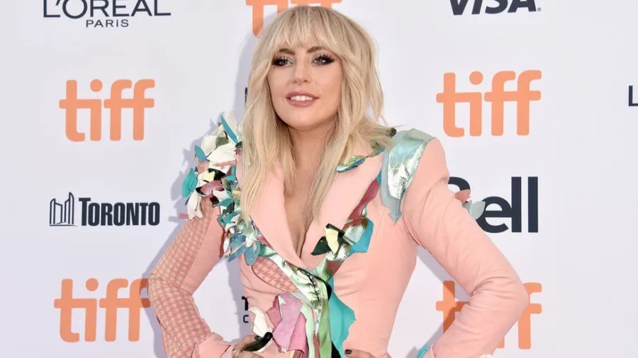 Lady Gaga ποζάρει γυμνή