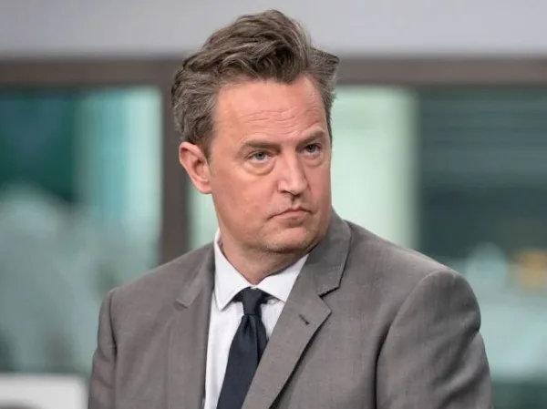 νοσοκομείο ο Chandler από τα Φιλαράκια