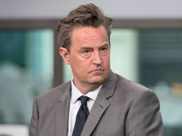 Σε δημοπρασία προσωπικά αντικείμενα του Matthew Perry – Aνάμεσά τους σενάρια των «Friends»