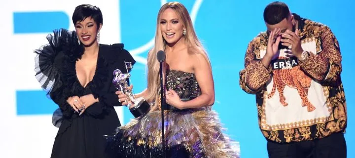 Η Cardi B, η Jennifer Lopez και ο DJ Khaled στη σκηνή των MTV Video Music Awards 2018.