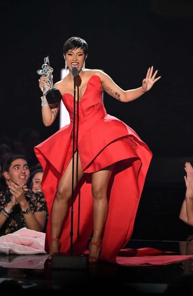 Η Cardi B στη σκηνή των MTV Video Music Awards 2018 κρατώντας βραβείο.