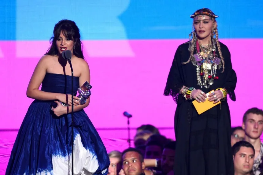 Η Madonna και μια τραγουδίστρια στη σκηνή των MTV Video Music Awards 2018.
