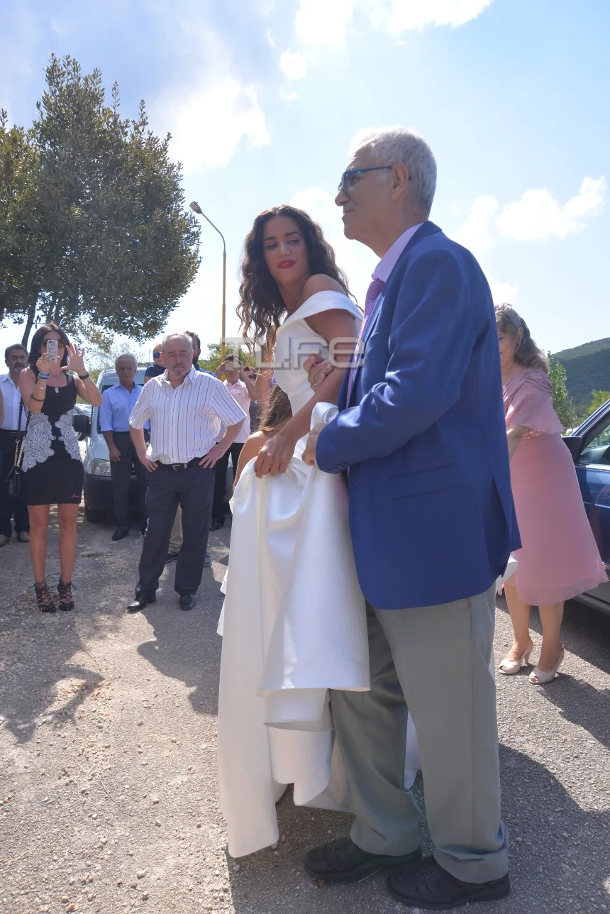 Η Κατερίνα Στικούδη νύφη συνοδευόμενη από τον πατέρα της.