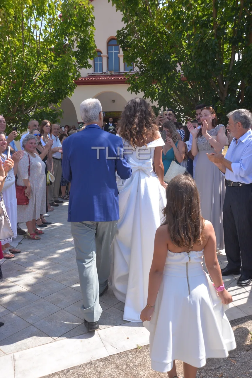 Η Κατερίνα Στικούδη νύφη κατευθύνεται προς την εκκλησία συνοδευόμενη από τον πατέρα της.