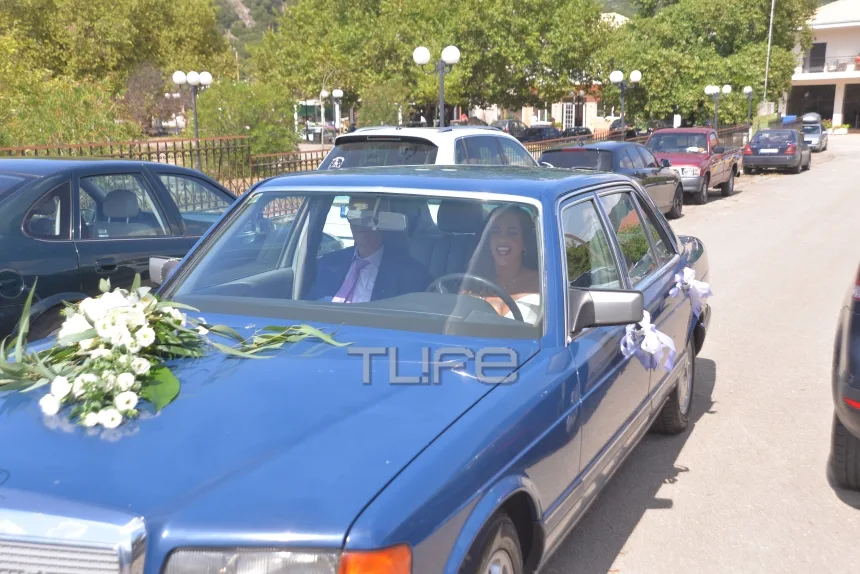 Η Κατερίνα Στικούδη νύφη μέσα σε μπλε αυτοκίνητο