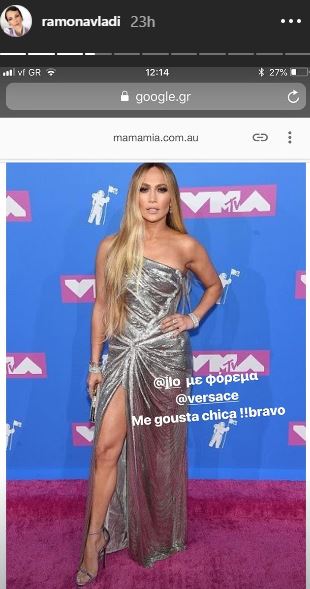 Η Jennifer Lopez με ασημί φόρεμα στο κόκκινο χαλί των MTV Video Music Awards.