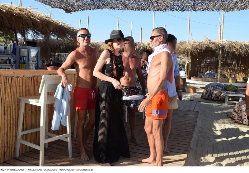 Η Lindsay Lohan σε παραλία της Μυκόνου με παρέα.