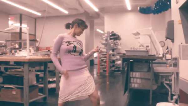 Η Selena Gomez χορεύει σαν να μην τη βλέπει κανείς στη διαφήμιση για τη νέα κολεξιόν της με την Coach