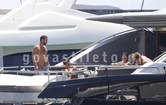 Ο Σάκης Τανιμανίδης και η Χριστίνα Μπόμπα σε σκάφος στη Μύκονο.