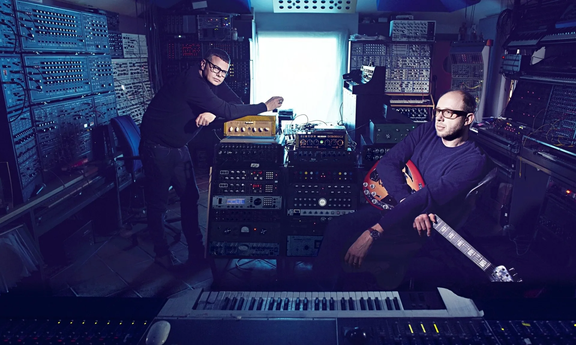 Οι Chemical Brothers σε στούντιο ηχογράφησης με αναλογικό εξοπλισμό.