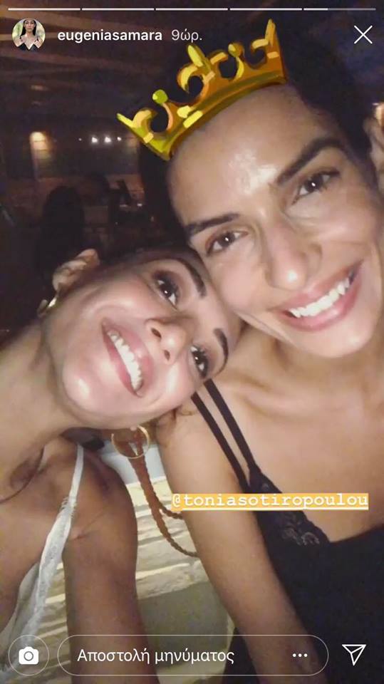 Δύο γυναίκες βγάζουν selfie σε βραδινή έξοδο.