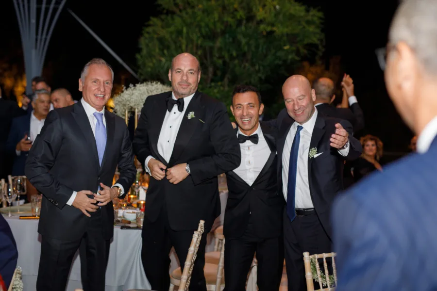Ο Αντώνης Ρέμος με καλεσμένους στον γάμο του.