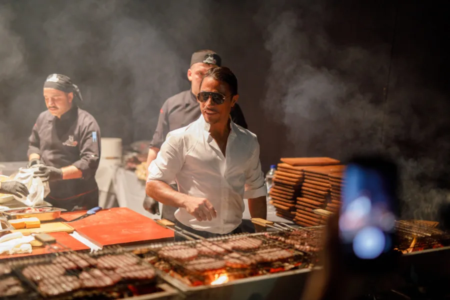 Ο Salt Bae ψήνει κρέατα σε μπάρμπεκιου.