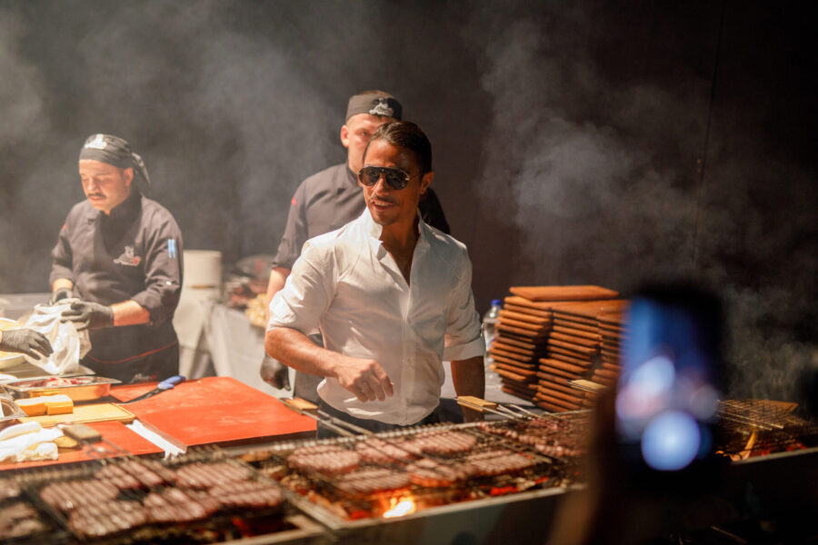 Ο Salt Bae ψήνει κρέατα σε μπάρμπεκιου.